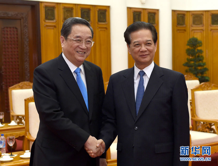 12月25日至27日，中共中央政治局常委、全國政協(xié)主席俞正聲對越南進行正式訪問。這是12月26日，俞正聲在河內(nèi)會見越南政府總理阮晉勇。 新華社記者馬占成攝