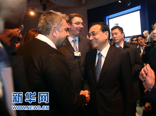 1月21日，中國(guó)國(guó)務(wù)院總理李克強(qiáng)在瑞士達(dá)沃斯舉行的世界經(jīng)濟(jì)論壇全會(huì)發(fā)表特別致辭并回答提問(wèn)。這是李克強(qiáng)在致辭后同與會(huì)嘉賓親切交談。新華社記者 劉衛(wèi)兵 攝