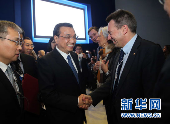 1月21日，中國(guó)國(guó)務(wù)院總理李克強(qiáng)在瑞士達(dá)沃斯舉行的世界經(jīng)濟(jì)論壇全會(huì)發(fā)表特別致辭并回答提問(wèn)。這是李克強(qiáng)在致辭前同與會(huì)嘉賓親切交談。新華社記者 劉衛(wèi)兵 攝