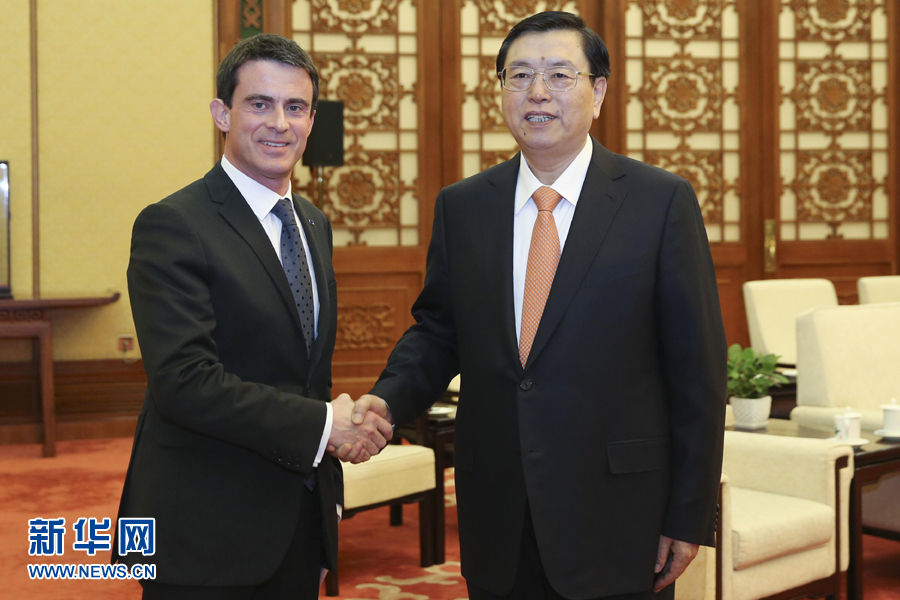 1月30日，全國(guó)人大常委會(huì)委員長(zhǎng)張德江在北京人民大會(huì)堂會(huì)見(jiàn)法國(guó)總理瓦爾斯。 新華社記者丁林 攝 