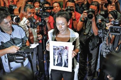 1月29日，在得知即將召開有關(guān)MH370的發(fā)布會后，一些乘客家屬成員到場。