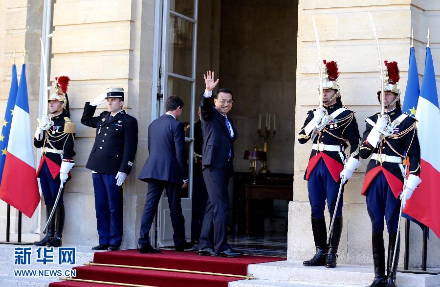 6月30日，中國國務(wù)院總理李克強在巴黎總理府同法國總理瓦爾斯舉行會談。 新華社記者 馬占成 攝