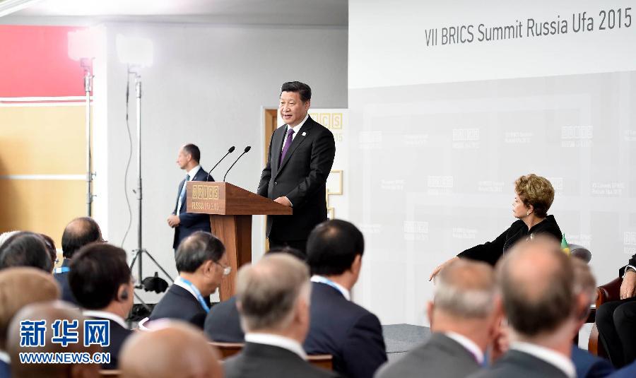 7月9日，金磚國(guó)家領(lǐng)導(dǎo)人同金磚國(guó)家工商理事會(huì)代表對(duì)話會(huì)在俄羅斯烏法舉行。中國(guó)國(guó)家主席習(xí)近平、俄羅斯總統(tǒng)普京、巴西總統(tǒng)羅塞夫、印度總理莫迪、南非總統(tǒng)祖馬等共同出席。新華社記者 張鐸 攝 