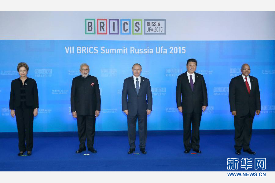 7月9日，金磚國家領(lǐng)導(dǎo)人第七次會晤在俄羅斯烏法舉行。中國國家主席習(xí)近平、俄羅斯總統(tǒng)普京、巴西總統(tǒng)羅塞夫、印度總理莫迪、南非總統(tǒng)祖馬出席。這是金磚國家領(lǐng)導(dǎo)人集體合影。新華社記者 龐興雷 攝