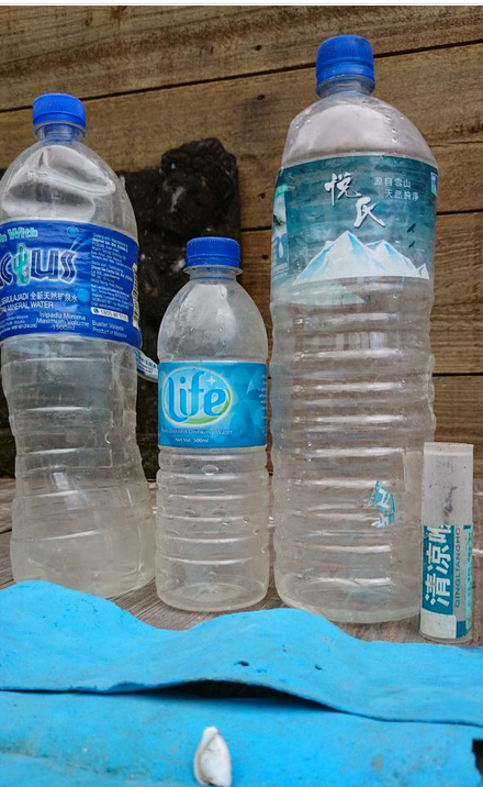 MH370之謎新證據(jù)？留尼汪島現(xiàn)兩馬來礦泉水瓶 一中國藥膏