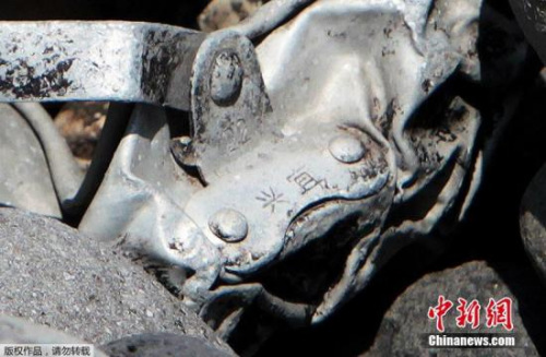 圖為疑似飛機金屬殘片上刻有中文&ldquo;宜興&rdquo;兩字。