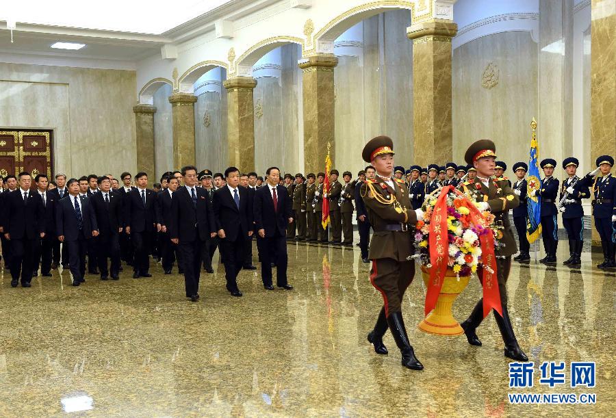 10月11日，中共中央政治局常委、中央書(shū)記處書(shū)記劉云山前往錦繡山太陽(yáng)宮，向金日成主席和金正日總書(shū)記塑像敬獻(xiàn)花籃。 新華社記者饒愛(ài)民攝