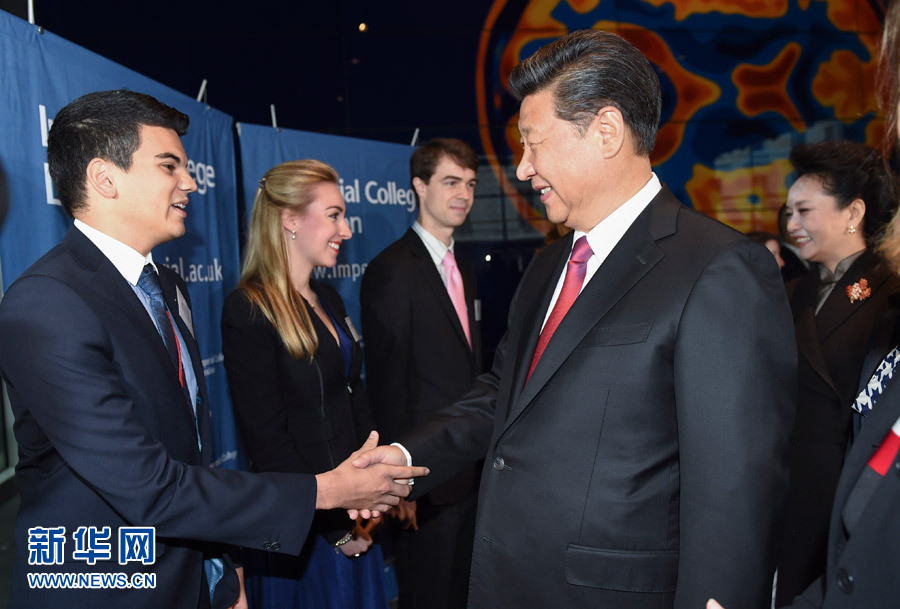 10月21日，國(guó)家主席習(xí)近平在倫敦參觀帝國(guó)理工學(xué)院。 新華社記者謝環(huán)馳 攝