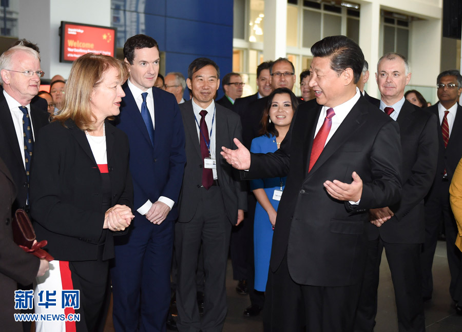 10月21日，國(guó)家主席習(xí)近平在倫敦參觀帝國(guó)理工學(xué)院。這是習(xí)近平同該校員工親切交談。 新華社記者 謝環(huán)馳 攝