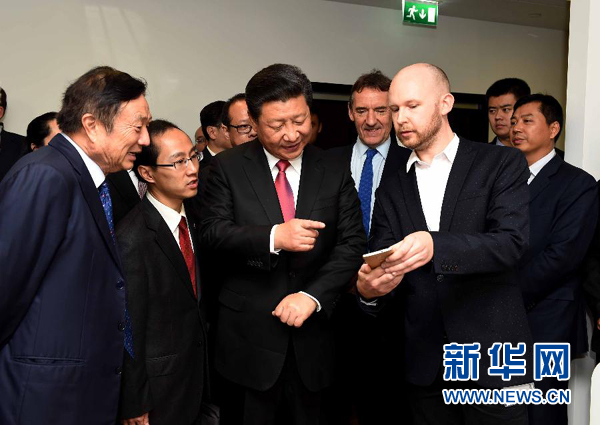 10月21日，國(guó)家主席習(xí)近平在倫敦參觀華為英國(guó)公司。 新華社記者 饒愛(ài)民 攝