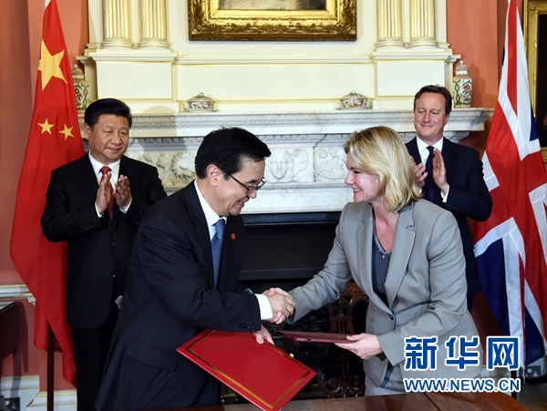 10月21日，國家主席習(xí)近平在倫敦唐寧街首相府同英國首相卡梅倫舉行會談。這是會談結(jié)束后，兩國領(lǐng)導(dǎo)人共同見證雙邊合作文件的簽署。新華社記者 饒愛民 攝 