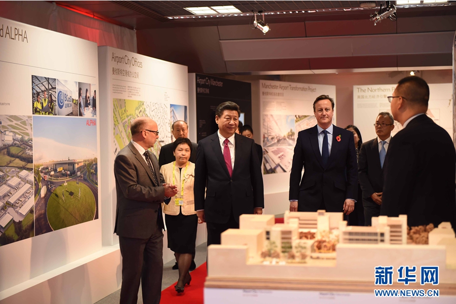 10月23日，國家主席習(xí)近平在英國首相卡梅倫陪同下，參觀曼徹斯特空港城項目。這是習(xí)近平和卡梅倫共同參觀曼徹斯特空港城發(fā)展規(guī)劃圖片展和空港城中國園模型。 新華社記者 張鐸 攝
