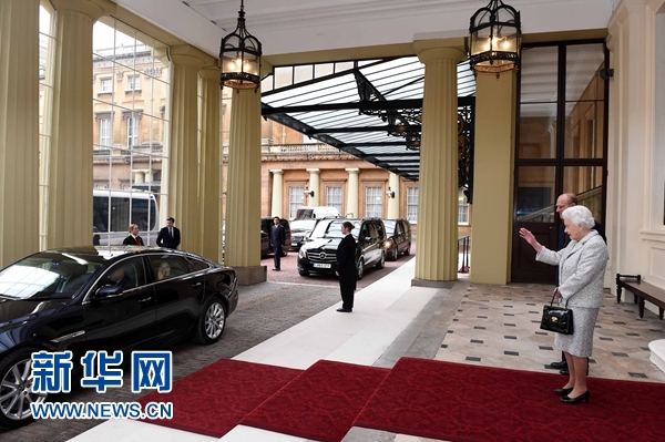 10月22日，國家主席習(xí)近平和夫人彭麗媛離開白金漢宮。離開前，英國女王伊麗莎白二世和丈夫菲利普親王專門前來同習(xí)近平夫婦親切話別。新華社記者 饒愛民 攝 