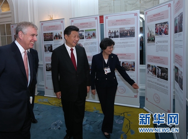 10月22日，國家主席習(xí)近平在倫敦出席全英孔子學(xué)院和孔子課堂年會開幕式。這是習(xí)近平參觀全英孔子學(xué)院和孔子課堂成果圖片展。 新華社記者 龐興雷 攝