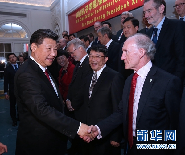 10月22日，國家主席習(xí)近平在倫敦出席全英孔子學(xué)院和孔子課堂年會開幕式。這是習(xí)近平同參加開幕式的嘉賓親切交談。 新華社記者 龐興雷 攝 