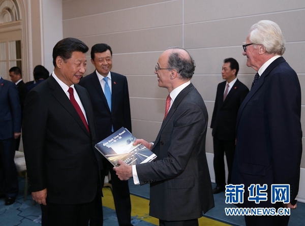 10月22日，國(guó)家主席習(xí)近平在倫敦集體會(huì)見(jiàn)英國(guó)前首相布朗等英國(guó)友人。新華社記者 龐興雷 攝 