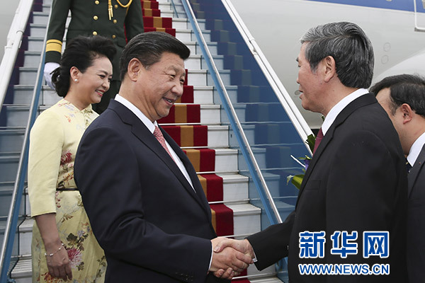 11月5日，中共中央總書記、國家主席習(xí)近平抵達越南首都河內(nèi)，開始對越南進行國事訪問。這是越南高級官員到機場迎接習(xí)近平和夫人彭麗媛。新華社記者蘭紅光攝 