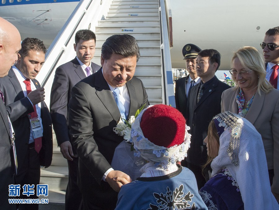 11月14日，國家主席習(xí)近平抵達土耳其安塔利亞，應(yīng)土耳其共和國總統(tǒng)埃爾多安邀請，出席二十國集團領(lǐng)導(dǎo)人第十次峰會。這是土耳其兒童向習(xí)近平主席獻花。新華社記者 李學(xué)仁 攝 