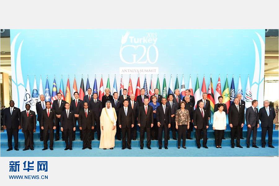 11月15日，中國(guó)國(guó)家主席習(xí)近平出席在土耳其安塔利亞舉行的二十國(guó)集團(tuán)領(lǐng)導(dǎo)人第十次峰會(huì)。這是習(xí)近平主席同與會(huì)領(lǐng)導(dǎo)人合影。 新華社記者李學(xué)仁 攝 