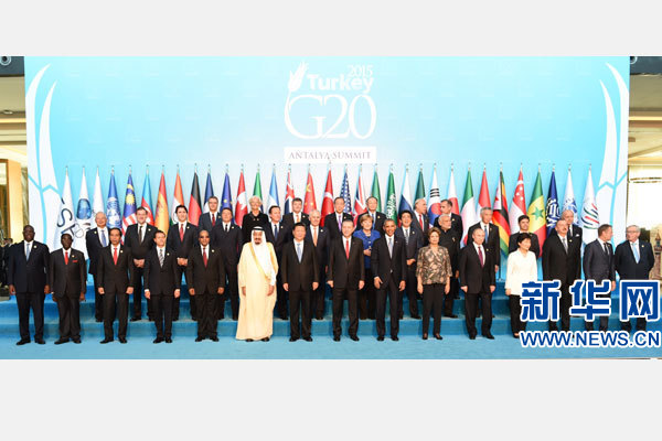 11月15日，二十國集團(tuán)領(lǐng)導(dǎo)人第十次峰會在土耳其安塔利亞舉行。國家主席習(xí)近平出席并發(fā)表題為《創(chuàng)新增長路徑共享發(fā)展成果》的重要講話。這是習(xí)近平主席同與會領(lǐng)導(dǎo)人合影。 新華社記者 李學(xué)仁 攝
