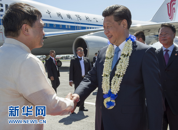 11月17日，國家主席習(xí)近平抵達(dá)菲律賓首都馬尼拉尼諾&middot;阿基諾國際機(jī)場，出席即將舉行的亞太經(jīng)合組織第二十三次領(lǐng)導(dǎo)人非正式會議。菲律賓高級官員到機(jī)場迎接習(xí)近平主席。新華社記者李學(xué)仁攝