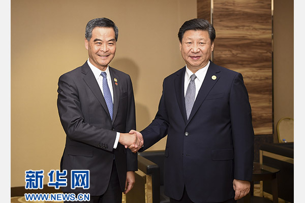 11月18日，國(guó)家主席習(xí)近平在菲律賓馬尼拉會(huì)見前來出席亞太經(jīng)合組織第二十三次領(lǐng)導(dǎo)人非正式會(huì)議的香港特別行政區(qū)行政長(zhǎng)官梁振英。新華社記者謝環(huán)馳攝