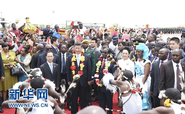 12月1日，中國(guó)國(guó)家主席習(xí)近平乘專機(jī)抵達(dá)津巴布韋首都哈拉雷，開始對(duì)津巴布韋進(jìn)行國(guó)事訪問(wèn)。津巴布韋總統(tǒng)穆加貝在機(jī)場(chǎng)舉行隆重歡迎儀式。這是當(dāng)?shù)孛癖娞饸g快熱情的傳統(tǒng)舞蹈，歡迎習(xí)近平和彭麗媛到訪。新華社記者 謝環(huán)馳 攝 