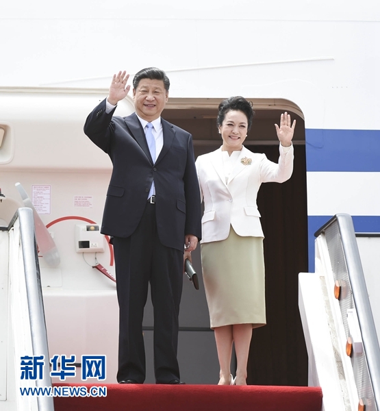 12月1日，中國(guó)國(guó)家主席習(xí)近平乘專機(jī)抵達(dá)津巴布韋首都哈拉雷，開始對(duì)津巴布韋進(jìn)行國(guó)事訪問(wèn)。津巴布韋總統(tǒng)穆加貝在機(jī)場(chǎng)舉行隆重歡迎儀式。這是習(xí)近平和夫人彭麗媛向歡迎人群揮手致意。新華社記者 謝環(huán)馳 攝 