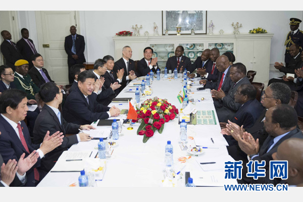 12月1日，國家主席習(xí)近平在哈拉雷同津巴布韋總統(tǒng)穆加貝舉行會談。 新華社記者 黃敬文 攝 