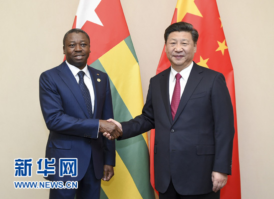 12月3日，國(guó)家主席習(xí)近平在約翰內(nèi)斯堡會(huì)見(jiàn)多哥總統(tǒng)福雷。新華社記者 謝環(huán)馳 攝 