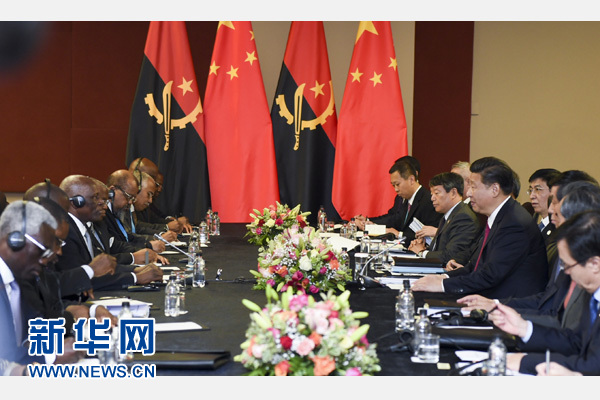 12月3日，國家主席習近平在約翰內(nèi)斯堡會見安哥拉總統(tǒng)多斯桑托斯。 新華社記者 謝環(huán)馳 攝