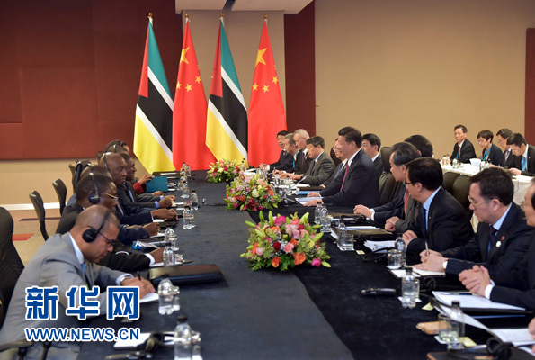 12月3日，國家主席習(xí)近平在約翰內(nèi)斯堡會見莫桑比克總統(tǒng)紐西。新華社記者 李濤 攝 