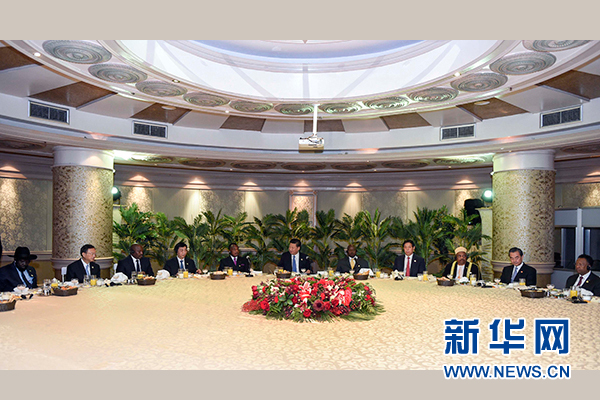 12月4日，國家主席習(xí)近平在約翰內(nèi)斯堡集體會(huì)見13位非洲國家領(lǐng)導(dǎo)人。 新華社記者 謝環(huán)馳 攝