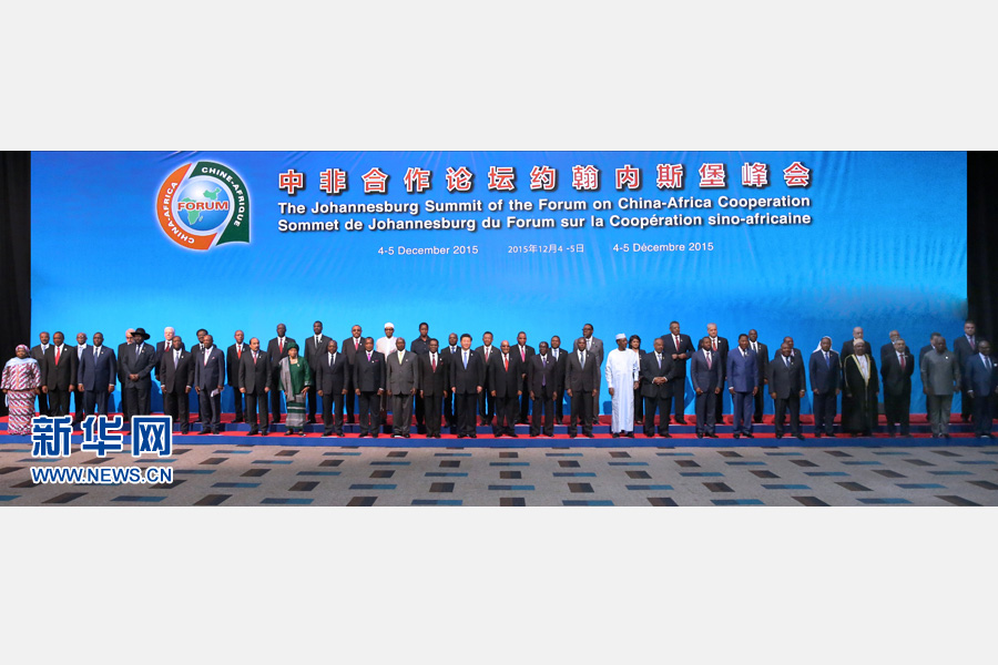 12月4日，國(guó)家主席習(xí)近平出席中非合作論壇約翰內(nèi)斯堡峰會(huì)開幕式并發(fā)表致辭。這是開幕式后，習(xí)近平同與會(huì)國(guó)家和地區(qū)組織領(lǐng)導(dǎo)人或代表集體合影。新華社記者龐興雷攝 