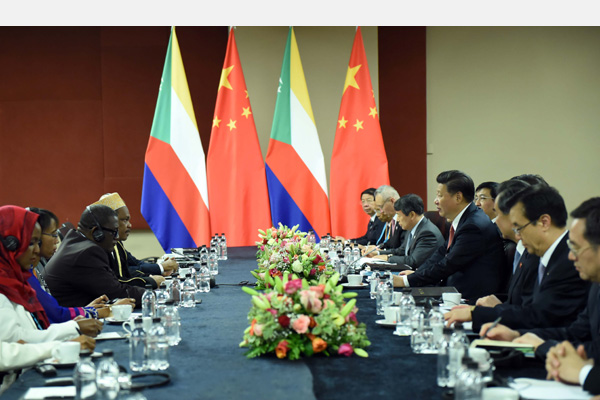 12月4日，國家主席習(xí)近平在約翰內(nèi)斯堡會見科摩羅總統(tǒng)伊基利盧。 新華社記者 張鐸 攝 

