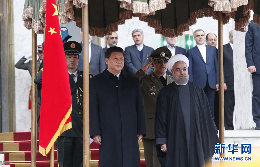 1月23日，國(guó)家主席習(xí)近平同伊朗總統(tǒng)魯哈尼在德黑蘭薩德阿巴德王宮舉行會(huì)談。這是會(huì)談前，習(xí)近平主席出席魯哈尼總統(tǒng)舉行的隆重歡迎儀式。新華社記者 鞠鵬 攝