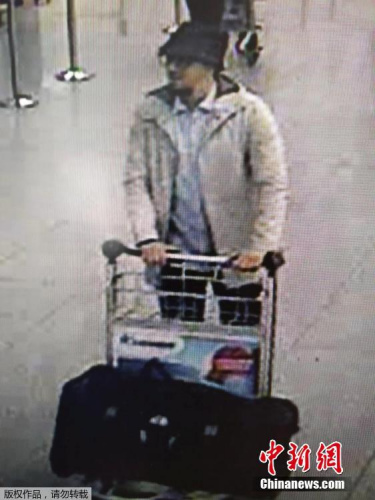 比利時聯(lián)邦警察公布一張機場監(jiān)控拍攝下的三名機場恐襲嫌疑犯的視頻截圖。