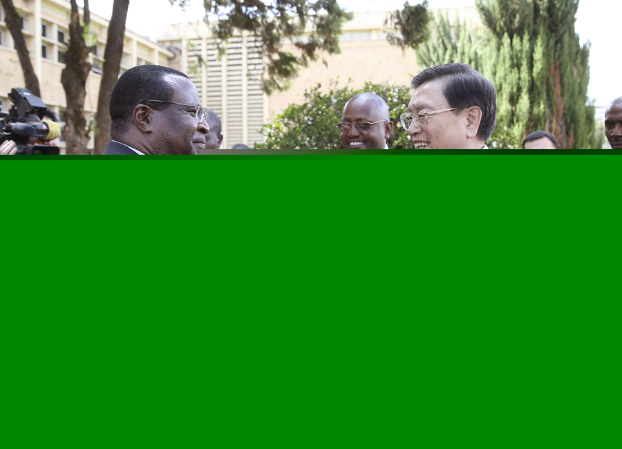 這是3月24日，張德江在肯尼亞首都內(nèi)羅畢與肯尼亞參議長埃蘇羅舉行會談。 新華社記者馬占成攝