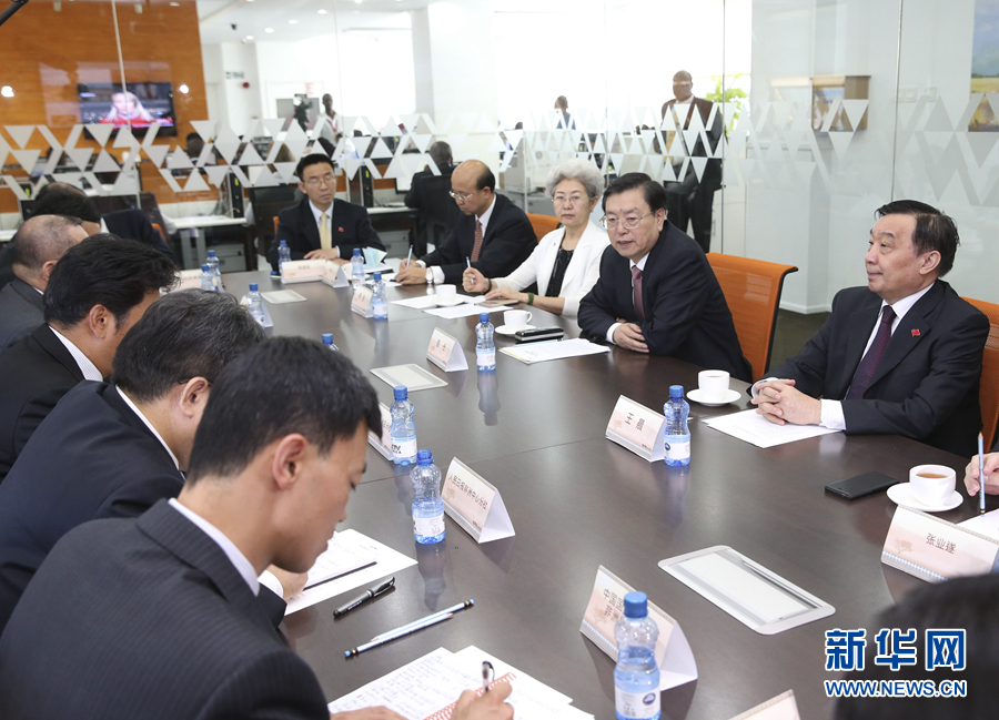 這是3月25日，張德江在肯尼亞首都內(nèi)羅畢考察中央電視臺非洲分臺并接見中央媒體駐非洲機(jī)構(gòu)負(fù)責(zé)人。 新華社記者馬占成攝