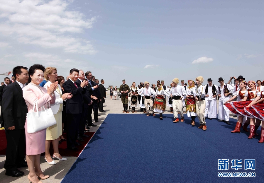 6月17日，國(guó)家主席習(xí)近平乘專機(jī)抵達(dá)貝爾格萊德，開始對(duì)塞爾維亞共和國(guó)進(jìn)行國(guó)事訪問。塞爾維亞民眾跳起歡快熱情的傳統(tǒng)舞蹈科羅舞熱烈歡迎習(xí)近平和夫人彭麗媛到訪。新華社記者 饒愛民 攝 