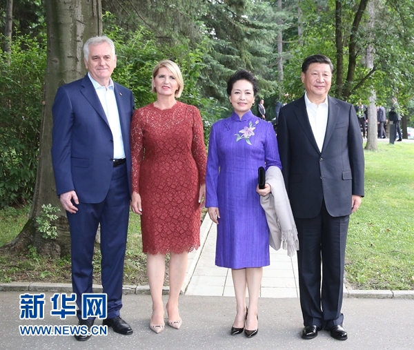 當(dāng)?shù)貢r間6月17日，國家主席習(xí)近平同塞爾維亞總統(tǒng)尼科利奇在貝爾格萊德舉行會晤。這是習(xí)近平和夫人彭麗媛同尼科利奇夫婦在和平別墅合影。新華社記者 丁林 攝