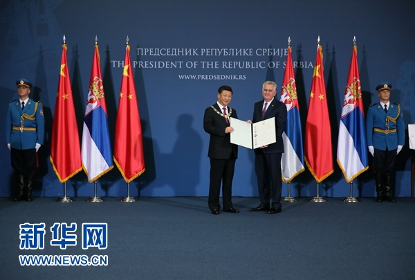 6月18日，國家主席習(xí)近平在貝爾格萊德同塞爾維亞總統(tǒng)尼科利奇舉行會(huì)談。會(huì)談后，尼科利奇向習(xí)近平授予塞爾維亞最高級(jí)別勛章&ldquo;共和國一級(jí)榮譽(yù)勛章&rdquo;，感謝習(xí)近平為中塞關(guān)系發(fā)展作出的杰出貢獻(xiàn)。新華社記者蘭紅光攝 