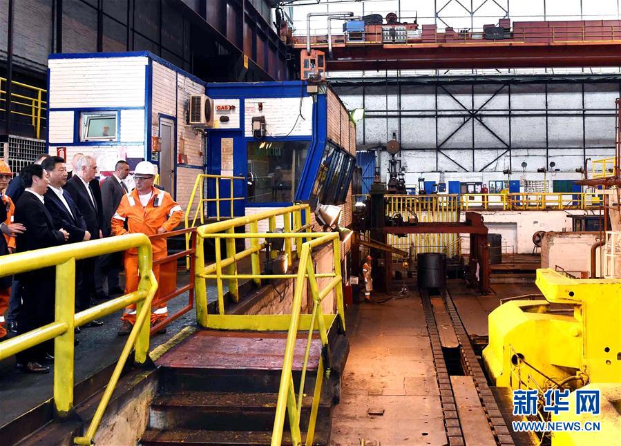 6月19日上午，國家主席習(xí)近平在貝爾格萊德參觀河鋼集團(tuán)塞爾維亞斯梅代雷沃鋼廠。 新華社記者 饒愛民 攝