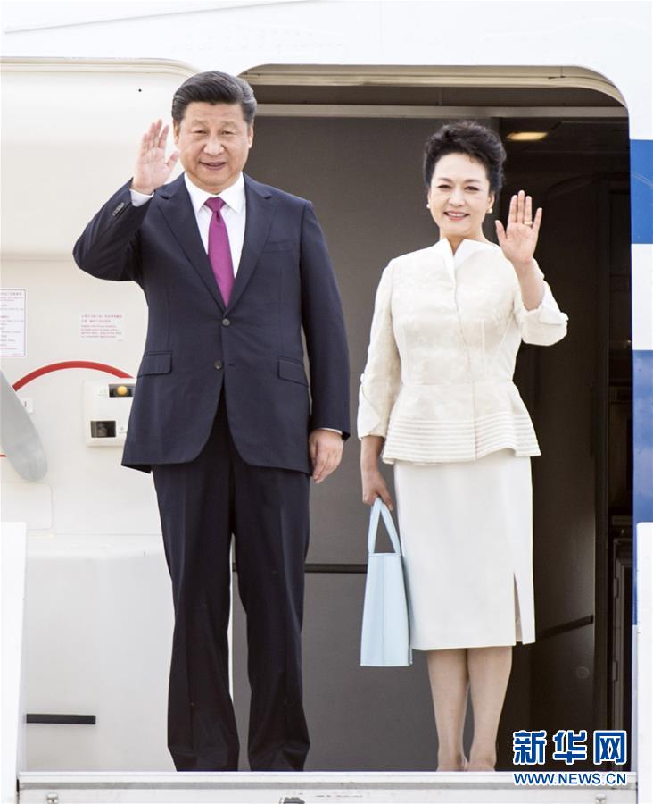 6月19日，國家主席習近平抵達華沙，開始對波蘭共和國進行國事訪問。這是習近平和夫人彭麗媛步出艙門。 新華社記者 謝環(huán)馳 攝 