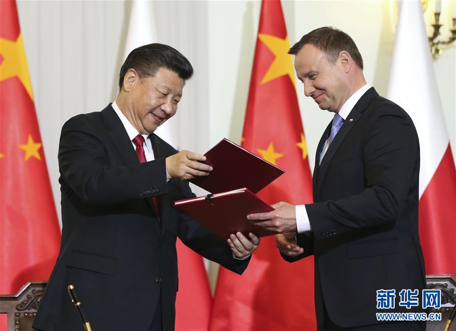 6月20日，國(guó)家主席習(xí)近平在華沙同波蘭總統(tǒng)杜達(dá)舉行會(huì)談。這是會(huì)談后，兩國(guó)元首共同簽署《中華人民共和國(guó)和波蘭共和國(guó)關(guān)于建立全面戰(zhàn)略伙伴關(guān)系的聯(lián)合聲明》。新華社記者蘭紅光攝