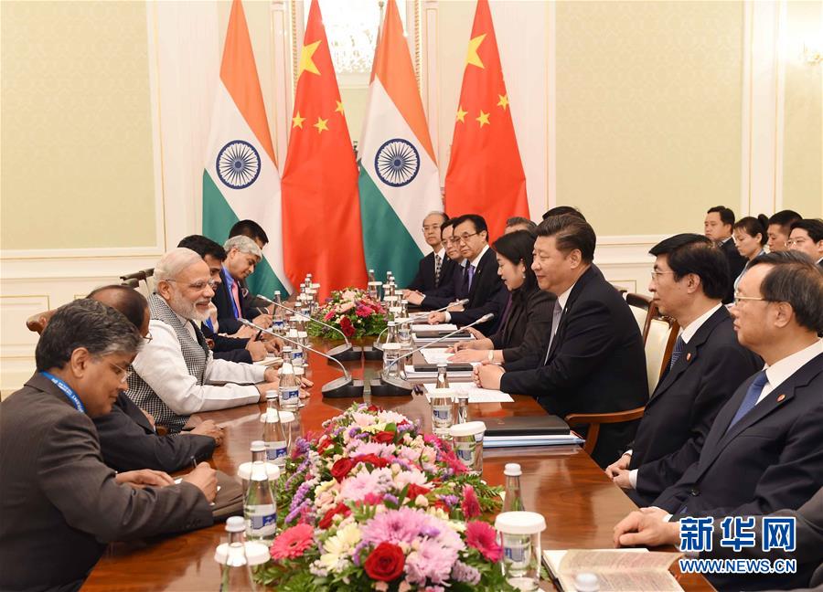 6月23日，國(guó)家主席習(xí)近平在烏茲別克斯坦塔什干會(huì)見印度總理莫迪。新華社記者 饒愛民攝