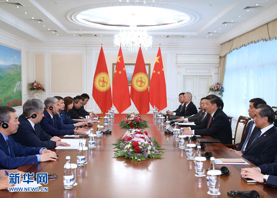 6月24日，國家主席習(xí)近平在烏茲別克斯坦塔什干會見吉爾吉斯斯坦總統(tǒng)阿坦巴耶夫。 新華社記者 馬占成 攝
