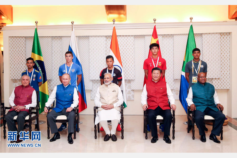 10月15日，國(guó)家主席習(xí)近平與印度總理莫迪、南非總統(tǒng)祖馬、巴西總統(tǒng)特梅爾、俄羅斯總統(tǒng)普京在印度果阿同參加金磚國(guó)家17歲以下少年足球賽的各國(guó)代表隊(duì)隊(duì)長(zhǎng)合影。新華社記者姚大偉攝 