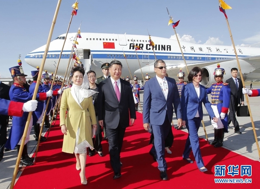 當(dāng)?shù)貢r(shí)間11月17日，國(guó)家主席習(xí)近平乘專機(jī)抵達(dá)基多，開(kāi)始對(duì)厄瓜多爾共和國(guó)進(jìn)行國(guó)事訪問(wèn)。厄瓜多爾總統(tǒng)科雷亞和夫人馬勒布等在機(jī)場(chǎng)熱情迎接習(xí)近平和夫人彭麗媛。新華社記者 鞠鵬 攝 