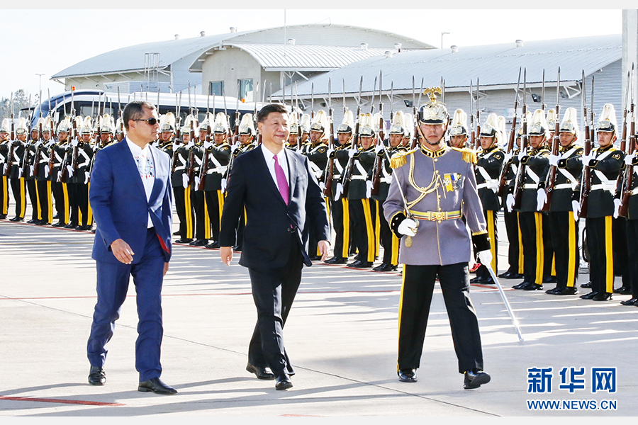 當(dāng)?shù)貢r(shí)間11月17日，國(guó)家主席習(xí)近平乘專機(jī)抵達(dá)基多，開(kāi)始對(duì)厄瓜多爾共和國(guó)進(jìn)行國(guó)事訪問(wèn)。這是厄瓜多爾總統(tǒng)科雷亞在機(jī)場(chǎng)為習(xí)近平舉行隆重歡迎儀式。新華社記者 鞠鵬 攝 